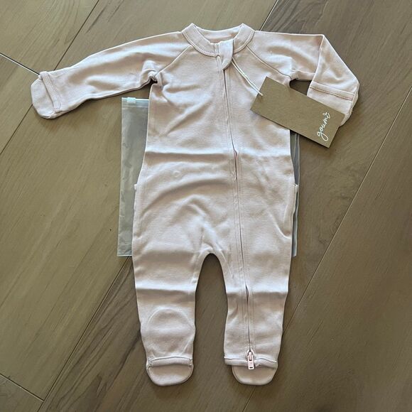NWT Goumi Kids Rose Baby Footie SZ NB Newborn Pink Bamboo Zippy Sleeper Girls - Picture 1 of 3